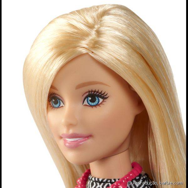 A Barbie tradicional ganhou um ar mais tridimensional com a ajuda de blush alaranjado aplicado com muita leveza